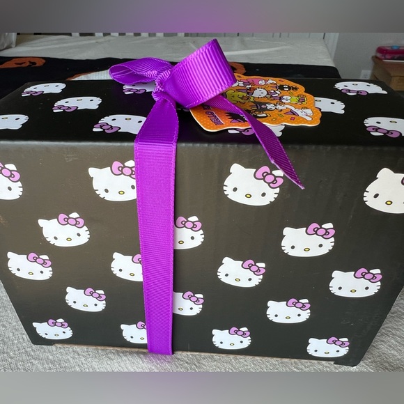 Cute Hello Kitty salt and pepper Halloween shakers! - Picture 3 of 4